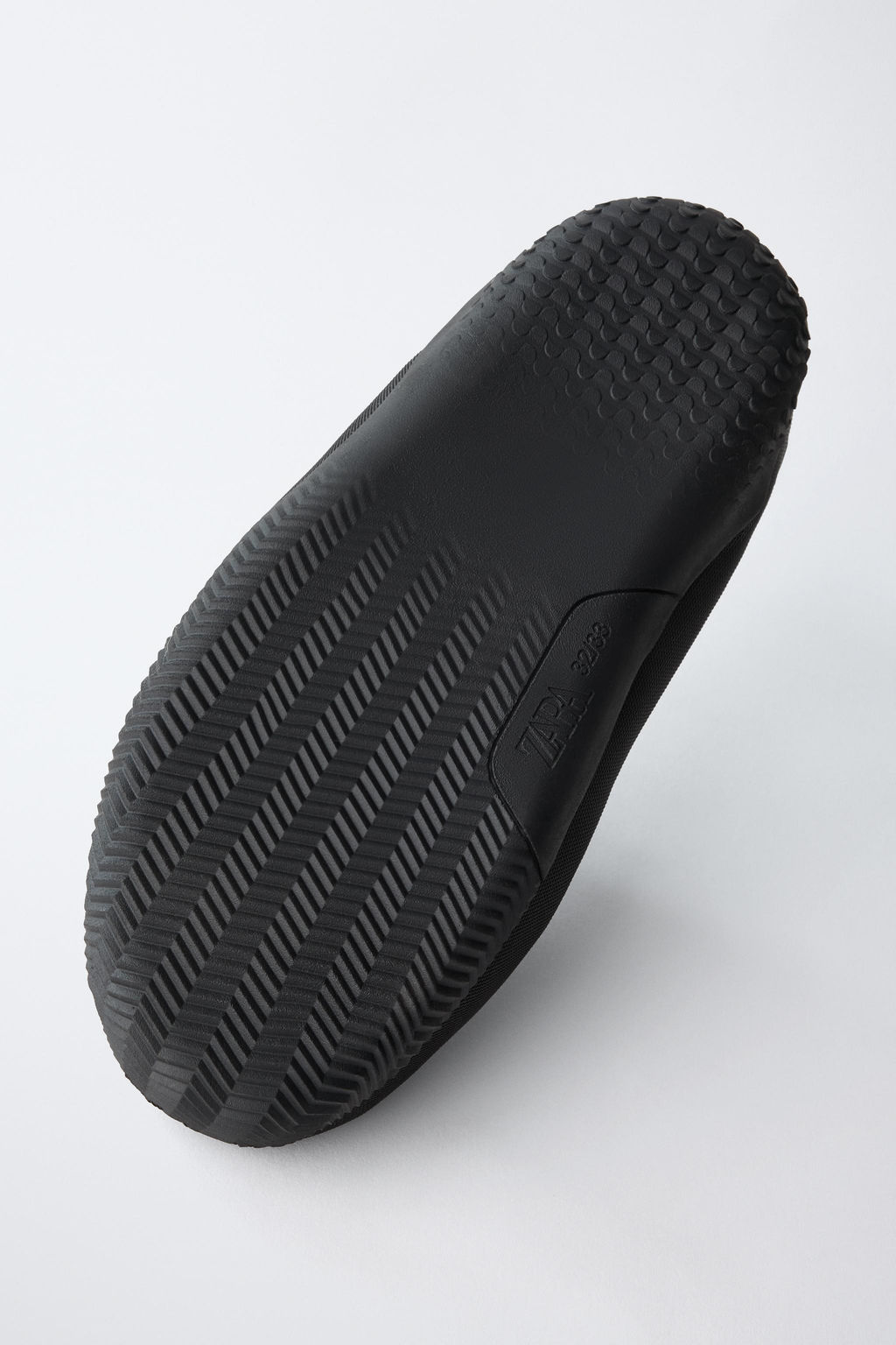 ZAPATILLA ACOLCHADA / Negro