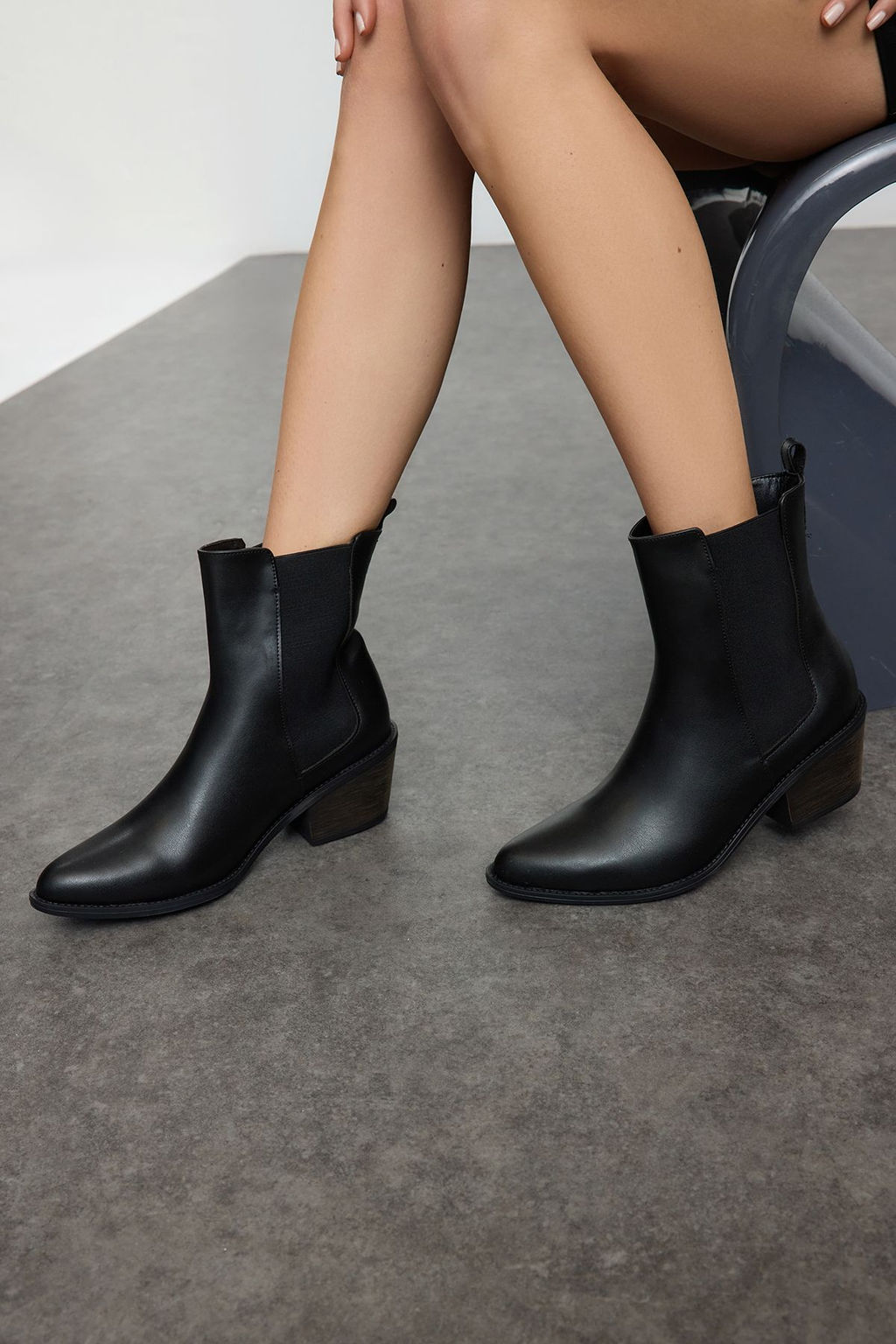 Trendyol Shoes Siyah Lastik Detayl? Kovboy Blok Topuklu Kad?n Bot TAKAW25BO00034