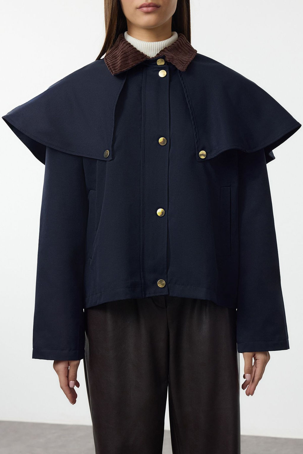 TRENDYOLMILLA Kahverengi Omuz ve Yaka Detayl? Pelerinli Oversize Ince Ceket Mont TWOAW25MO00206  фото 4