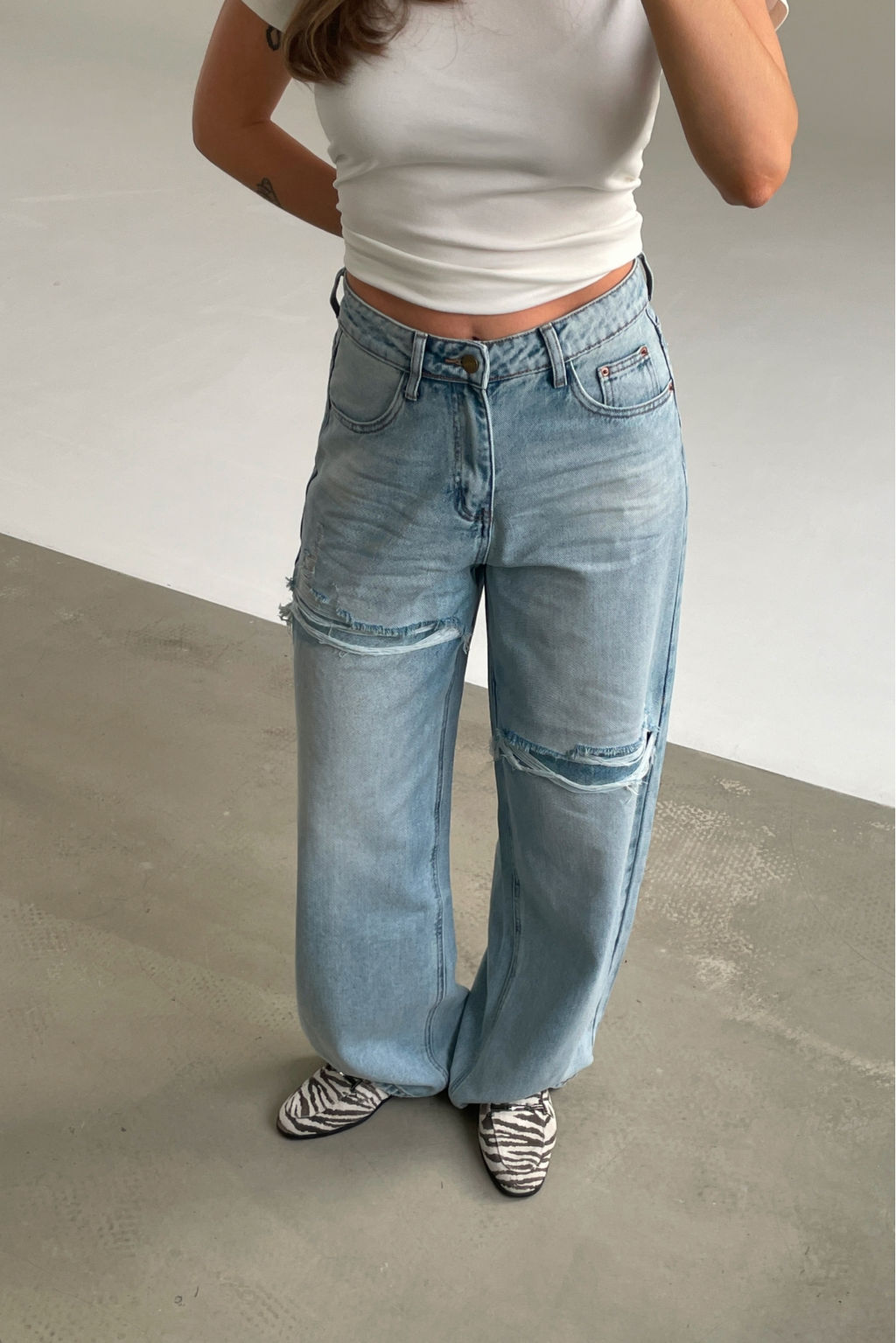 Джинсы свободные с имитацией разрезов Голубой