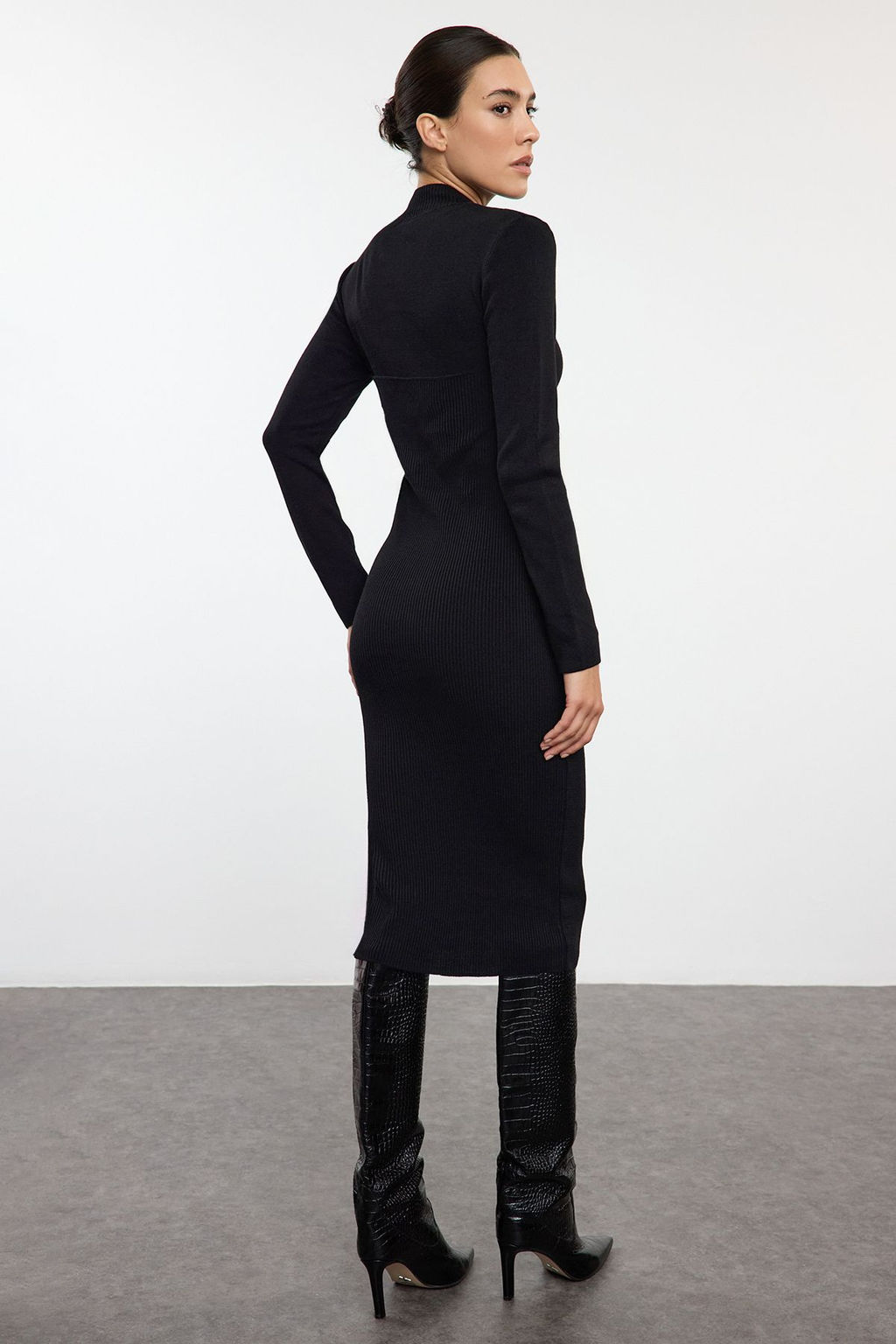 TRENDYOLMILLA Siyah Midi Triko Korse Detayl? Yumusak Dokulu Elbise TWOAW25EL00062 фото 5