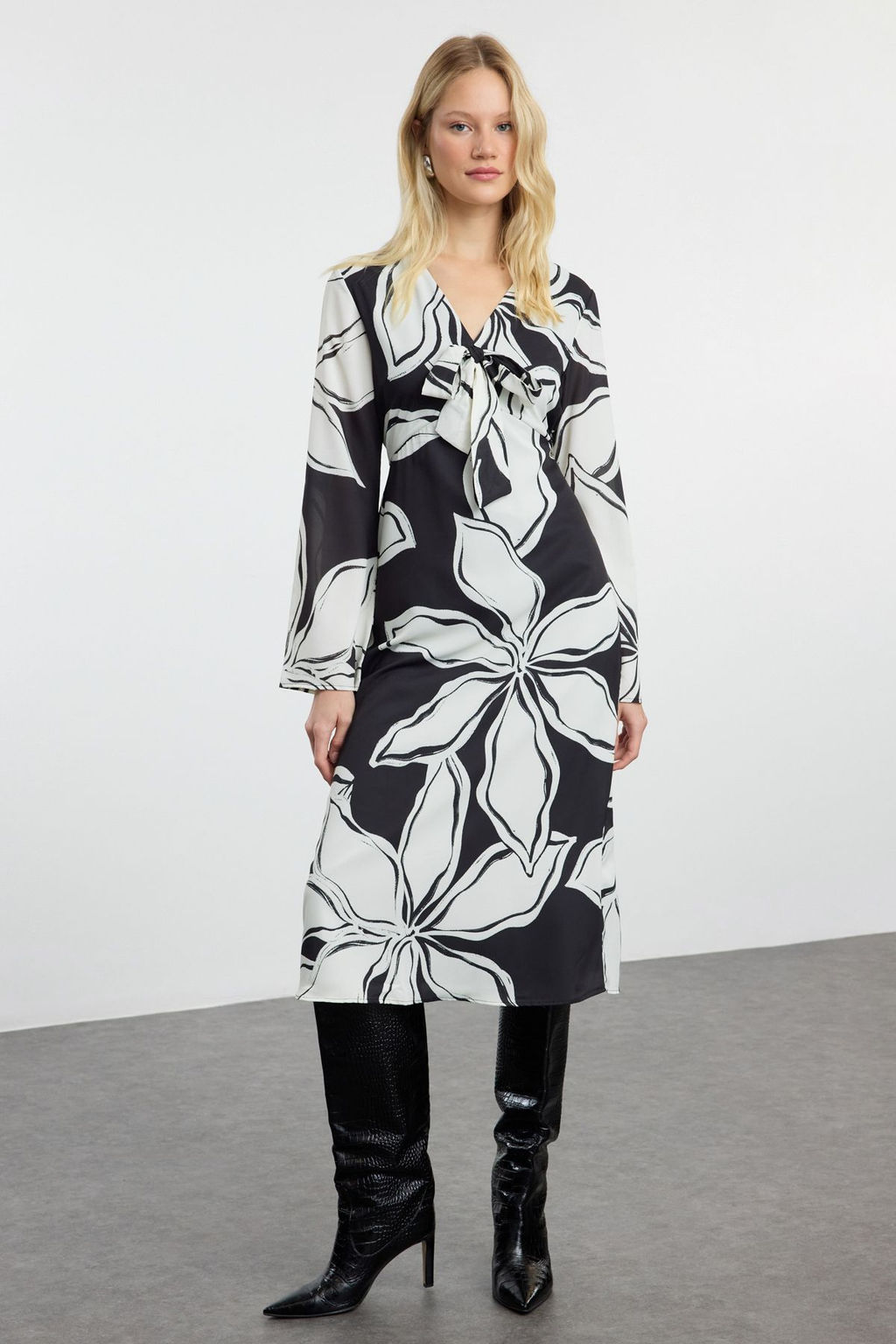 TRENDYOLMILLA Siyah Cicek Desenli A Kesim Baglama Detayl? V Yaka Midi Saten Dokuma Elbise TWOAW25EL00237  фото 6