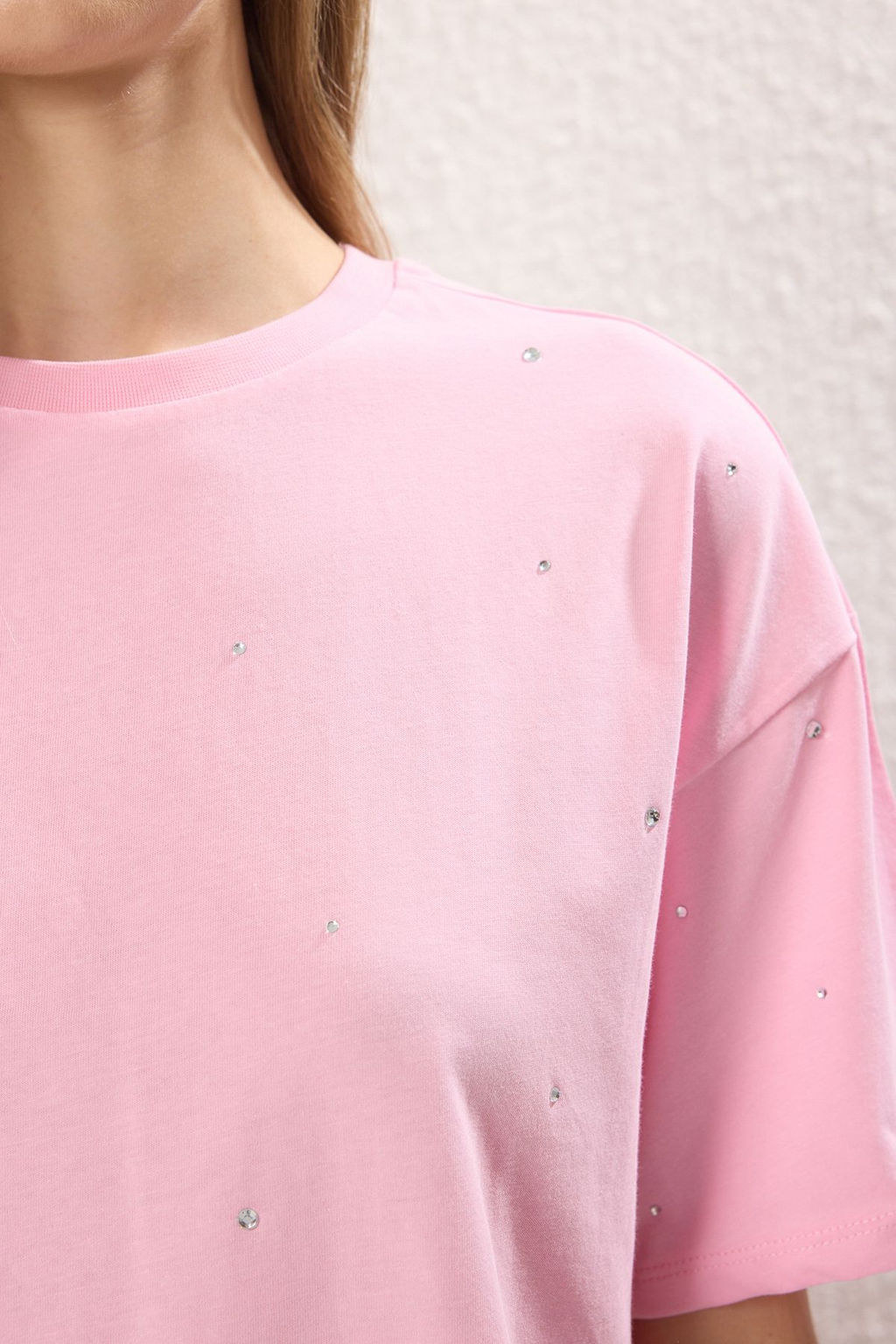 Pembe Pamuklu Tas Detayl? Relaxed/Genis Rahat Kesim Bisiklet Yaka Orme T-Shirt TWOSS23TS00153