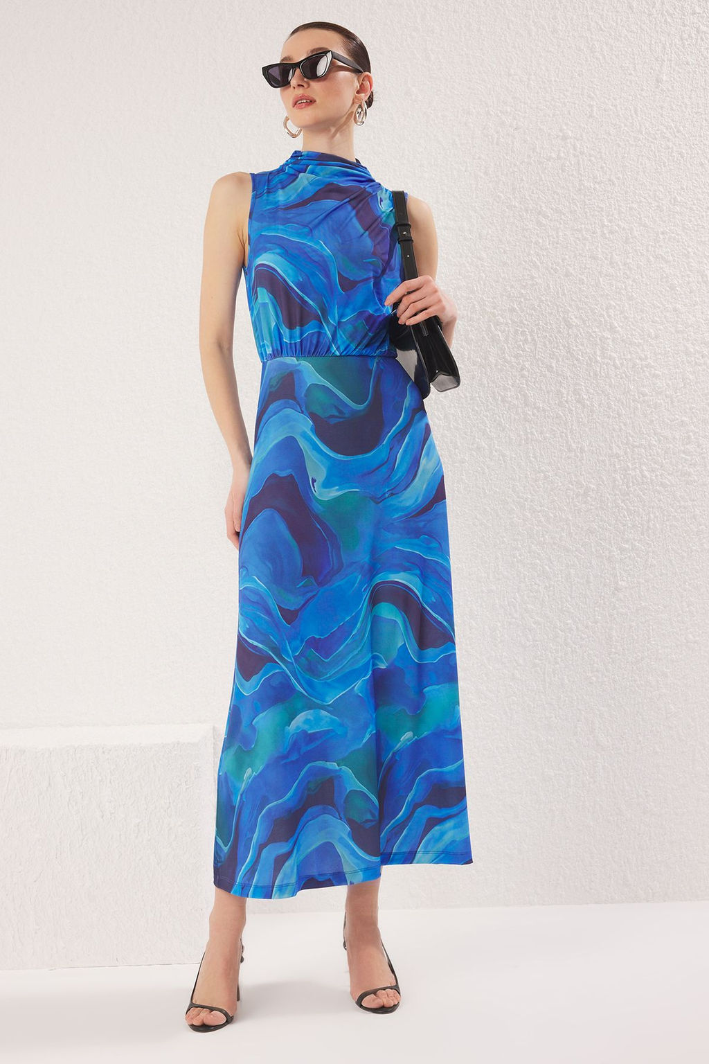 TRENDYOLMILLA Mavi Soyut Bask?l? Dik Yaka Drapeli Belden Ac?lan Esnek Maxi Orme Elbise TWOSS25EL00381  фото 8