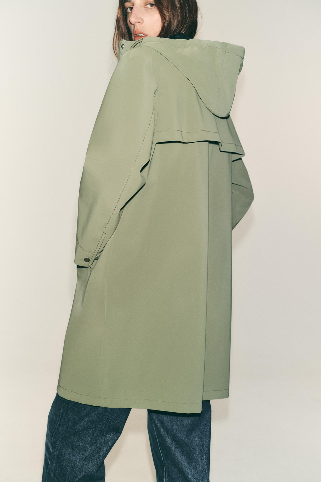 RUBBERISED HOODED JACKET - Zara фото 6