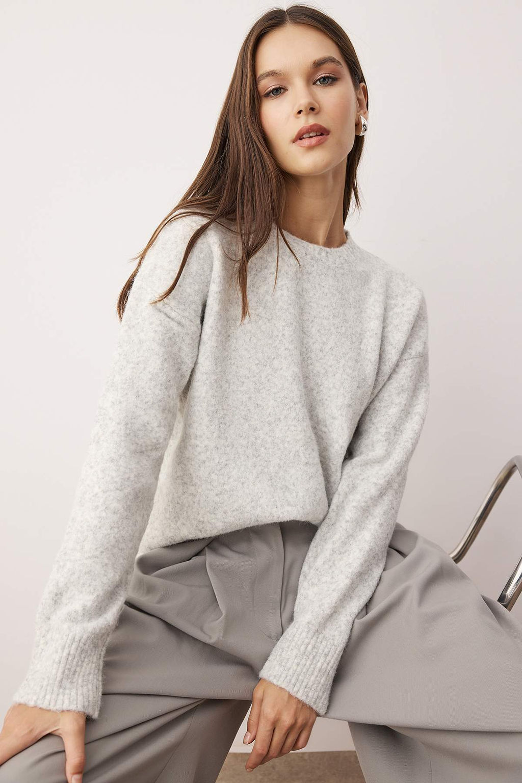 Wardrobe Essentials Gri Yun Kar?s?ml? Tuylu Premium Iplik Genis Kal?p Triko Kazak | TWOAW26KZ00125 - Trendyolmilla фото 2