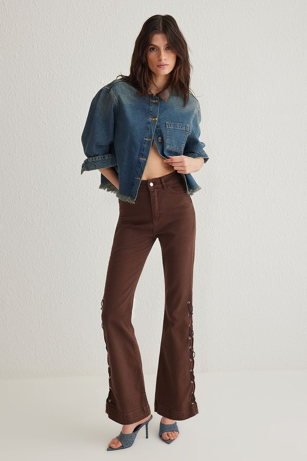 Kahverengi Kusgozu Yan Bagc?kl? Yuksek Bel Flare Jeans TWOSS25JE00013