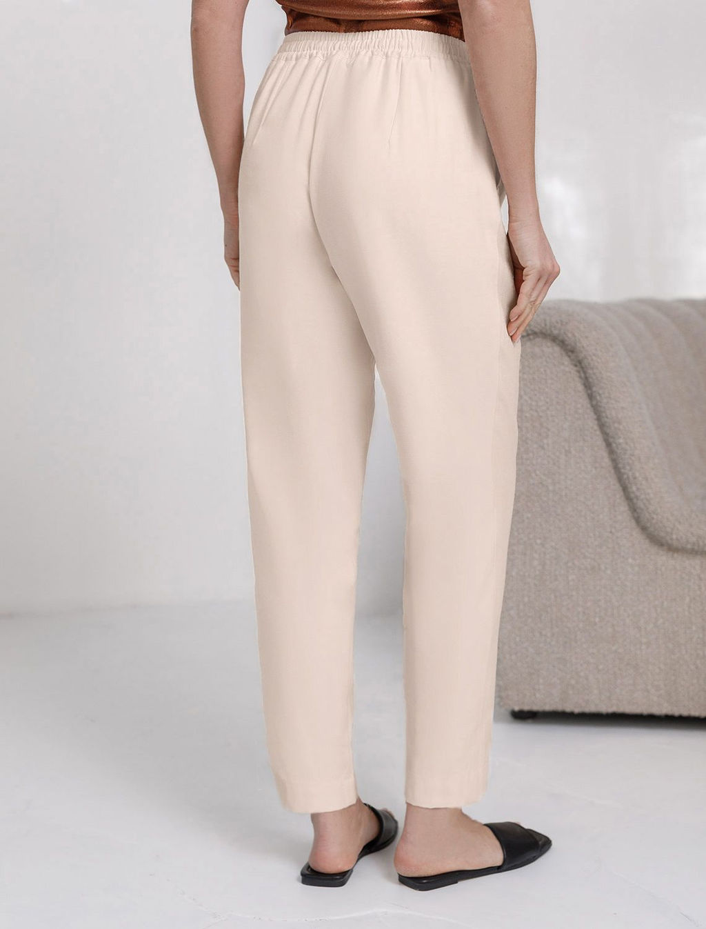 Брюки бананы с поясом на резинке из плотного лиоцелла - Vilatte фото 3