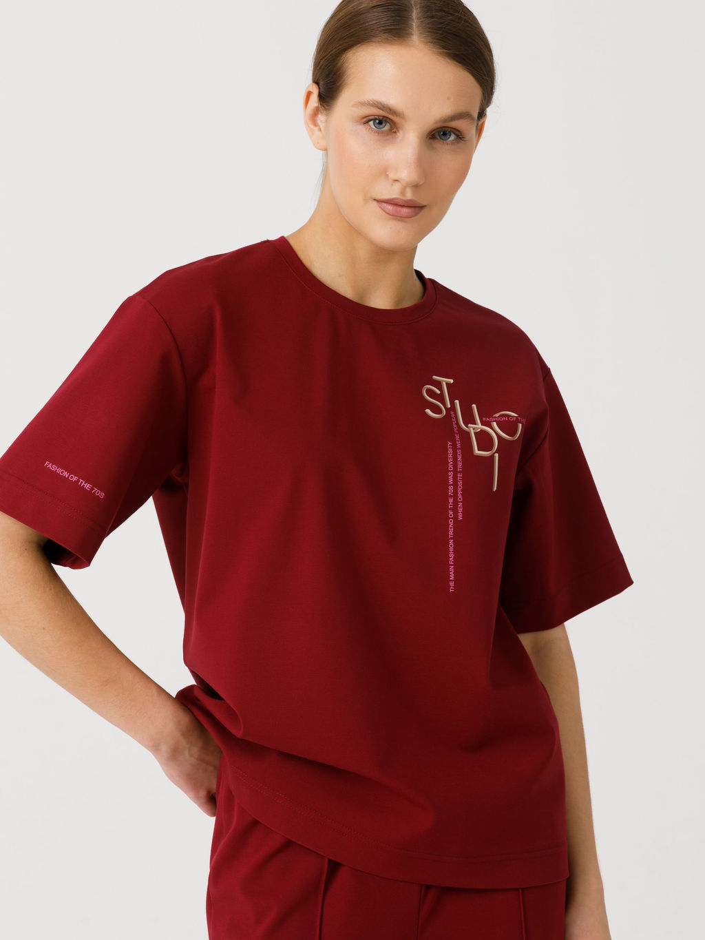 Комплект из футболки и брюк