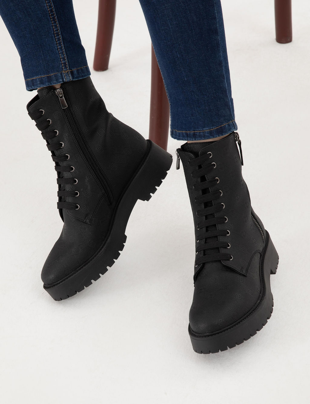 Siyah Ba_c_kl_ Desenli Bot