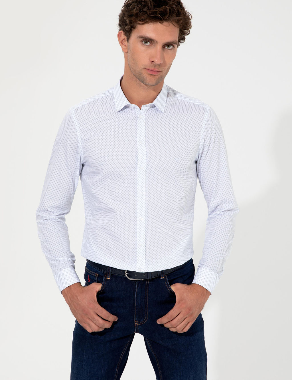 Синяя зауженная рубашка с длинным рукавом