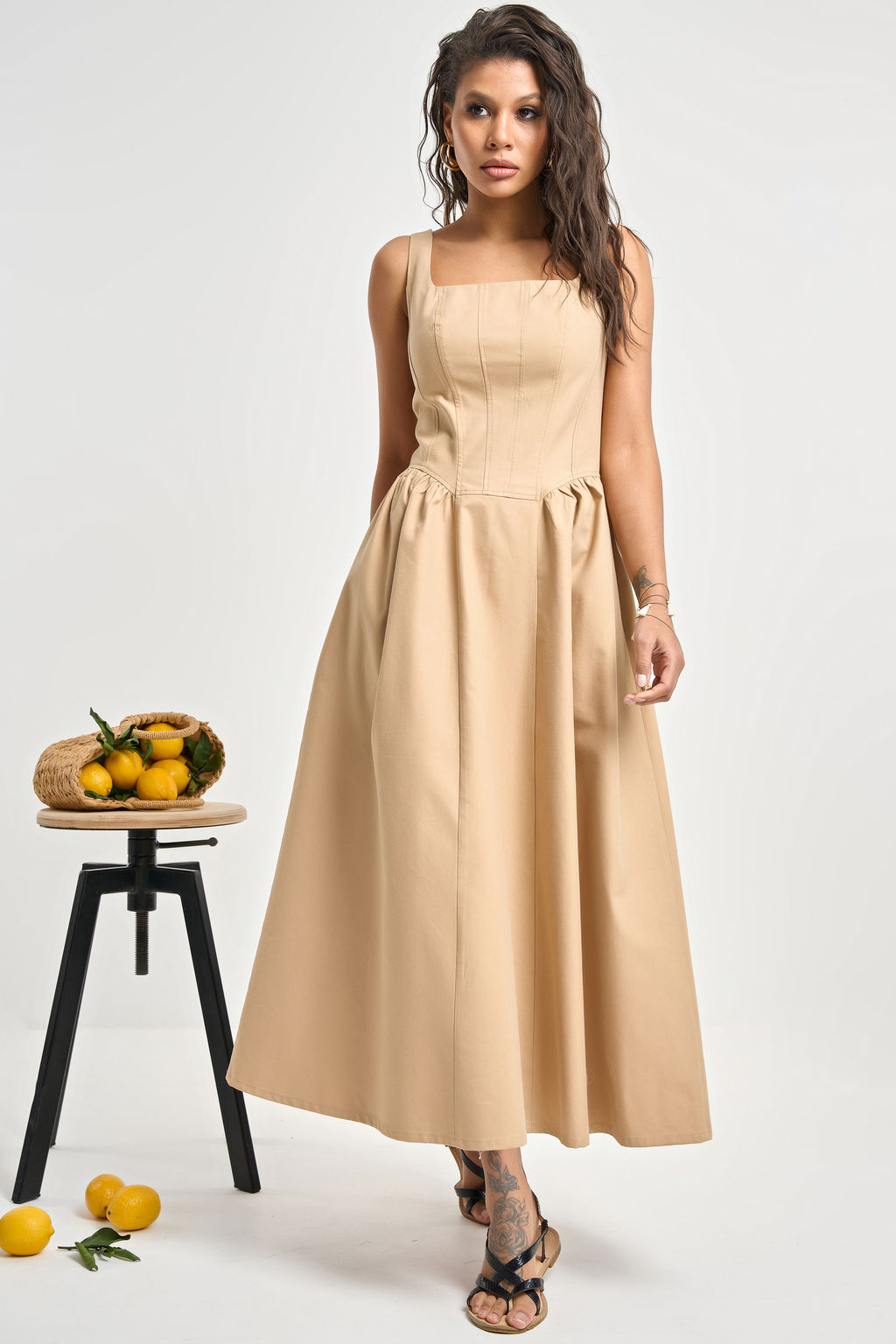 Сарафан джинсовый с корсетными линиями песочный