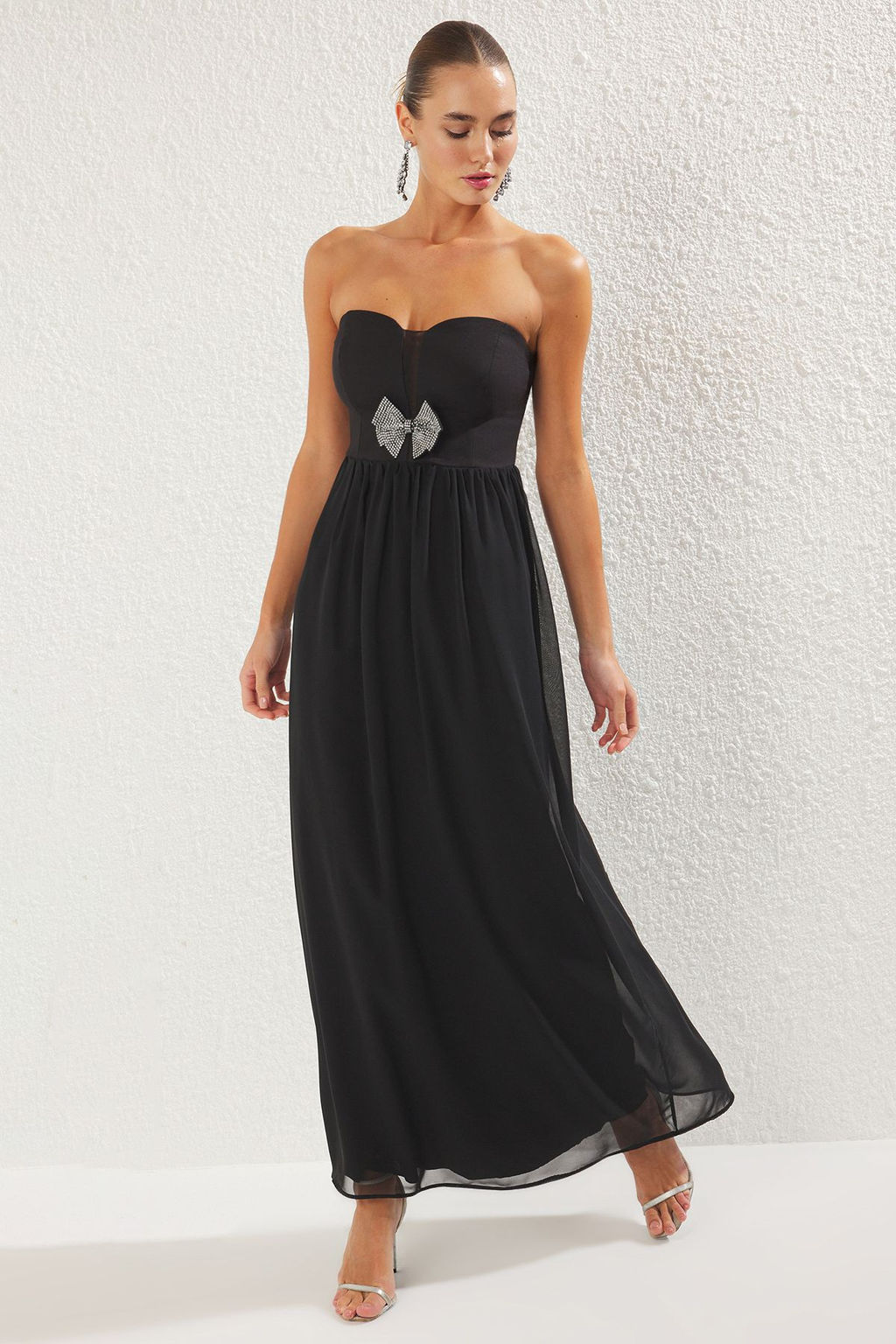 TRENDYOLMILLA Siyah A-Kesim Tas Aksesuar Detayl? Dokuma Maxi S?k Abiye Elbise TPRSS25AE00083