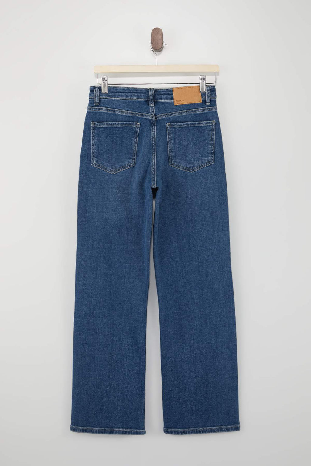 Premium Mavi Ozel Kumas Yuksek Bel Orta Esnek Straight Duz Kesim Jeans TWOSS26JE00147