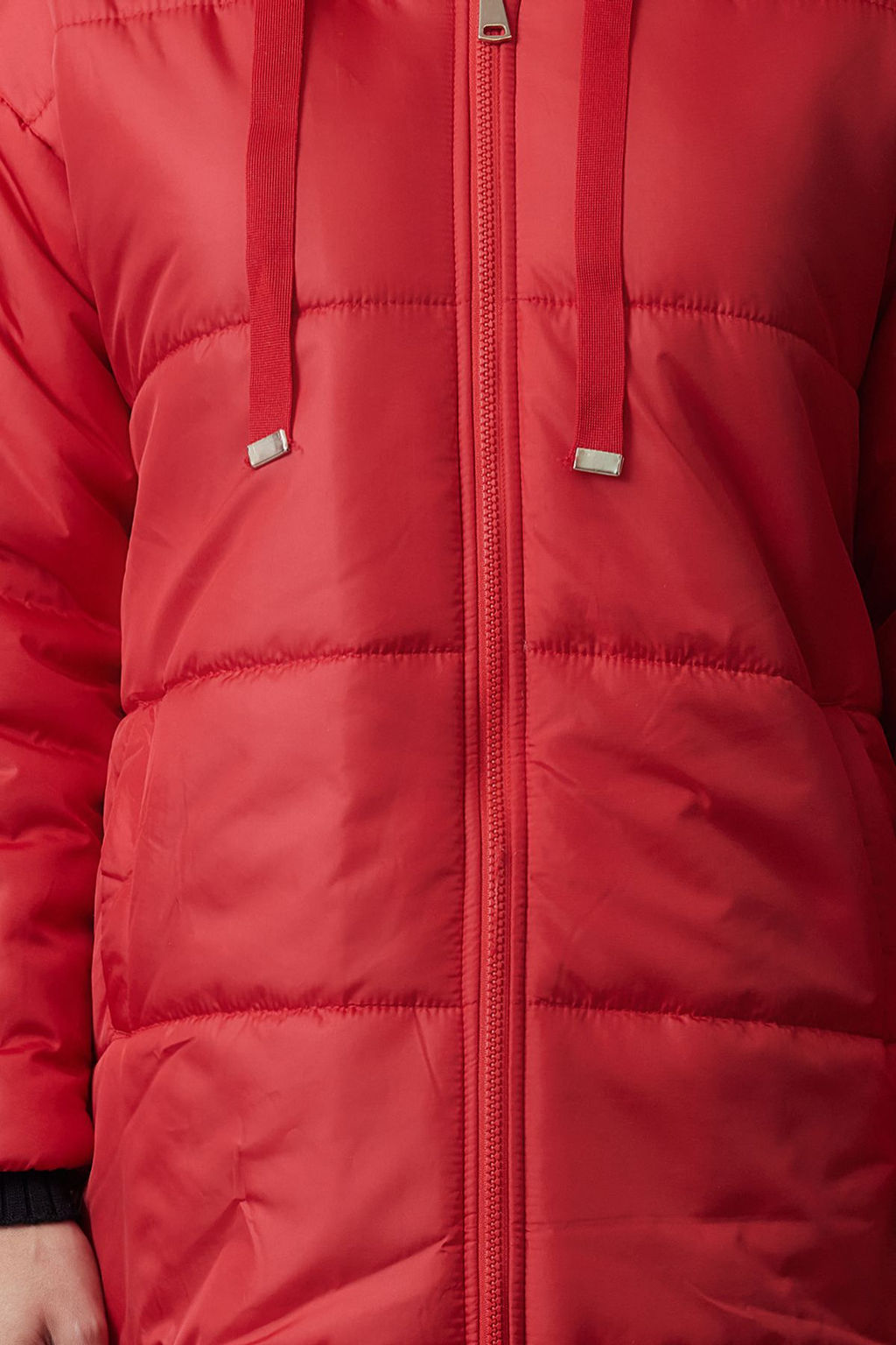 TRENDYOLMILLA Siyah Kapusonlu Su Itici Uzun Sisme Mont TWOAW24MO00136  фото 4