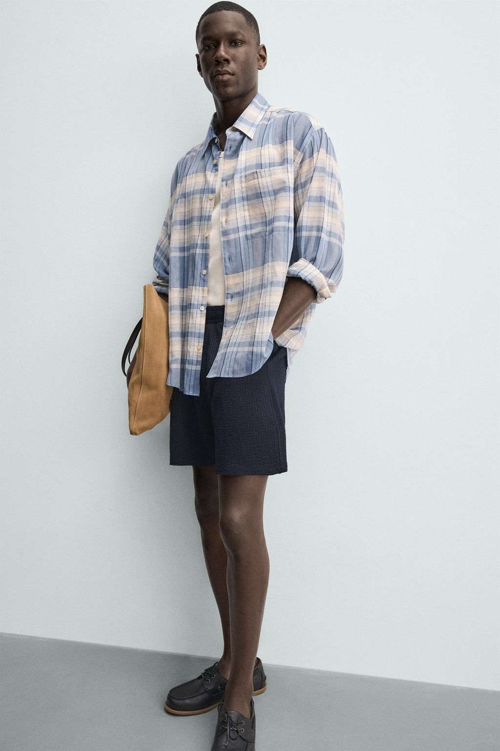 BERMUDA REGULAR FIT ESTRUCTURA SEERSUCKER / Azul