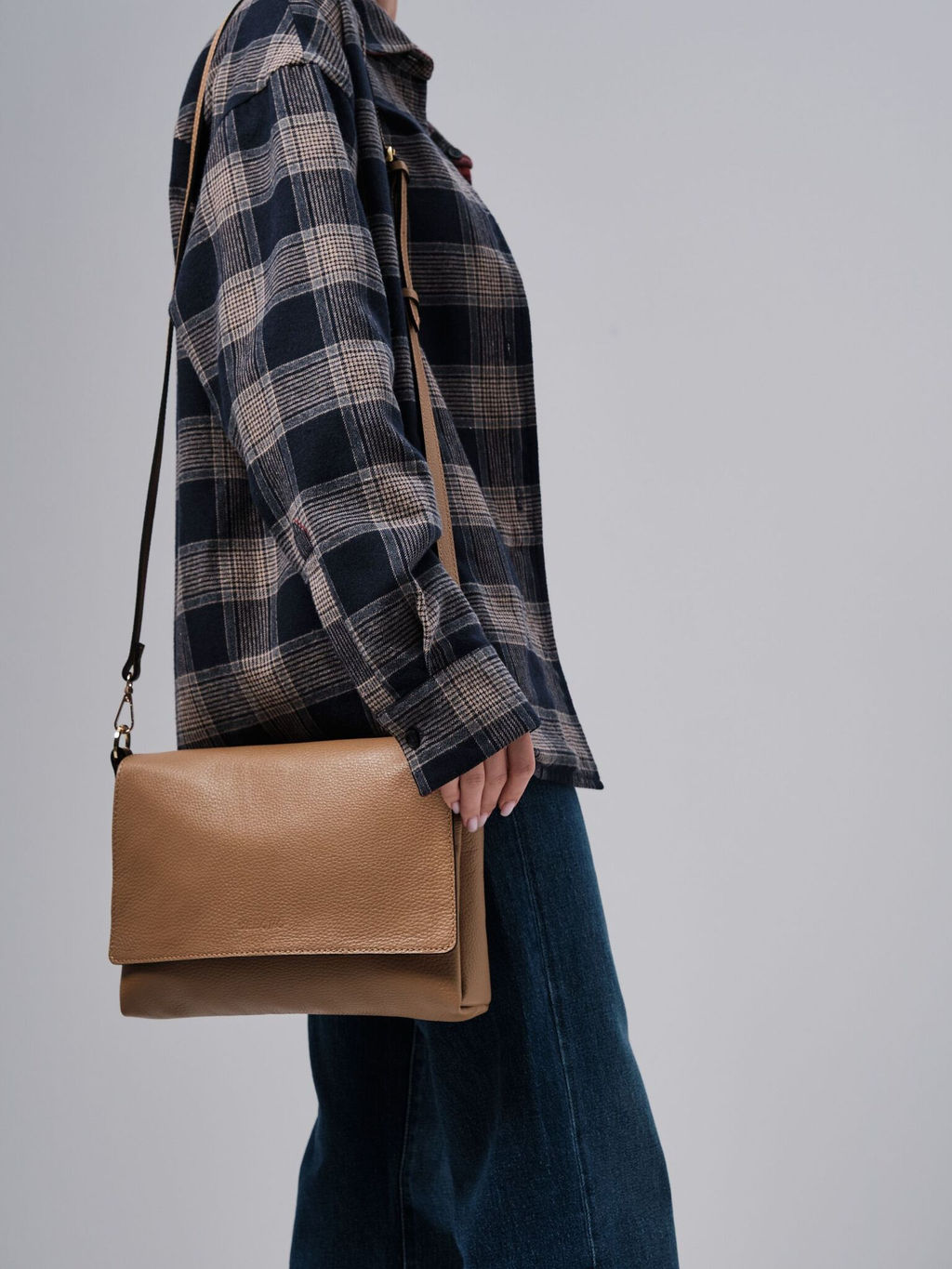 Сумка кожаная через плечо Deboro 30181 нюдовая