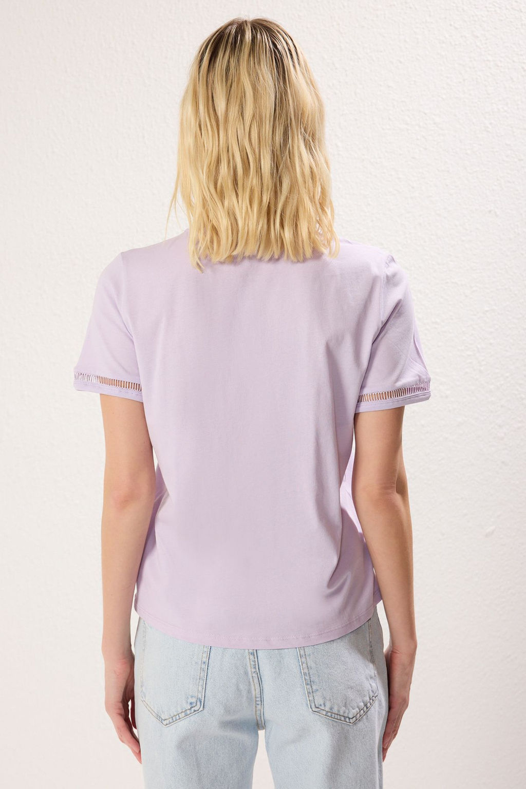 TRENDYOLMILLA Beyaz %100 Pamuk Isleme Detayl? Basic Bisiklet Yaka Orme T-Shirt TWOSS23TS00012 фото 27