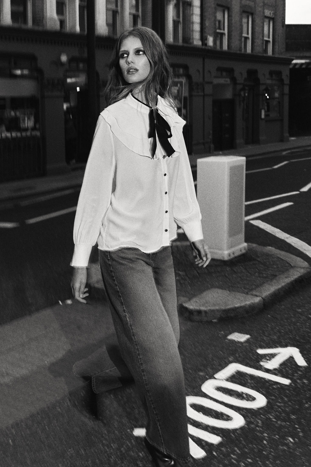 RUFFLED BLOUSE WITH CONTRAST BOW