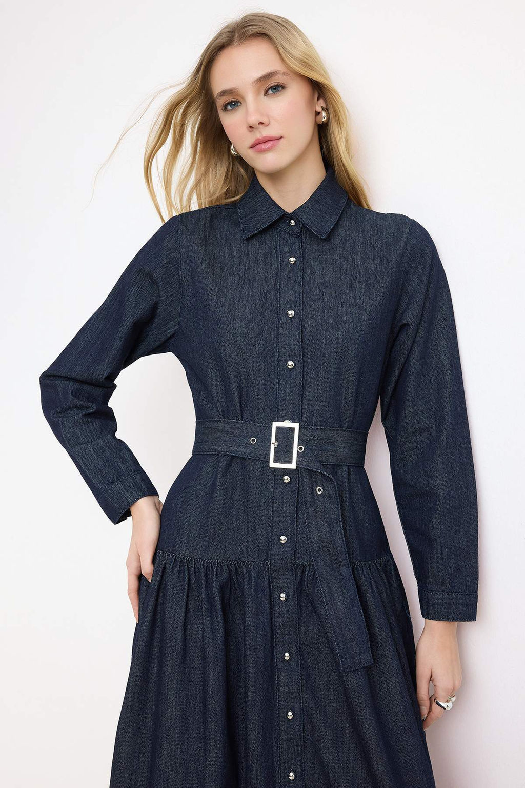 Koyu Mavi Kemerli Maxi Denim Elbise TWOSS26EL00030 - Trendyolmilla фото 4