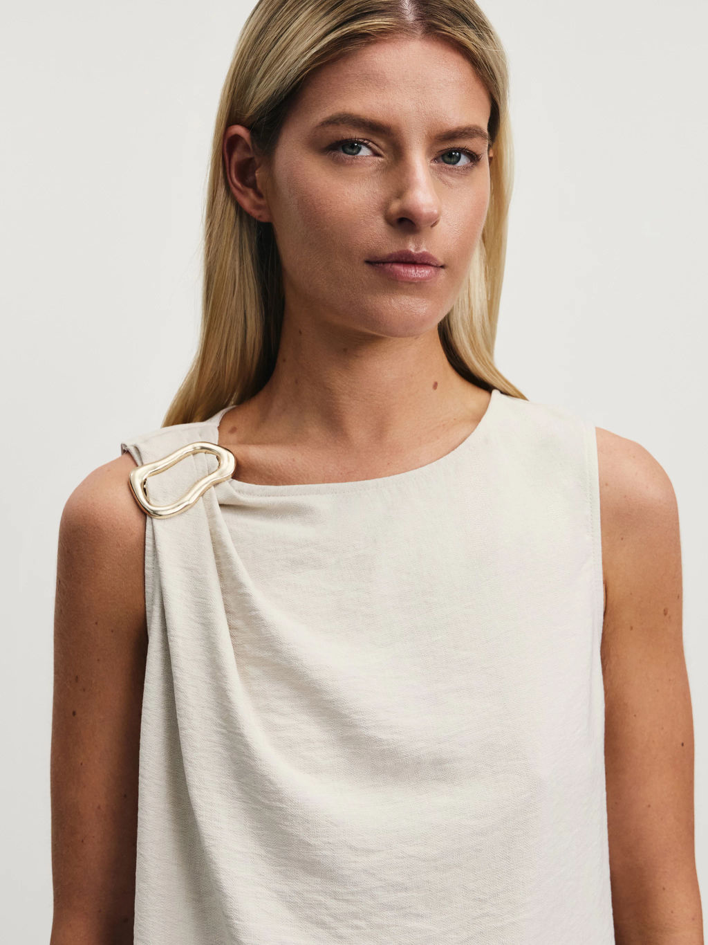 Блузка-топ с декоративной брошью из вискозы / Zarina  фото 6