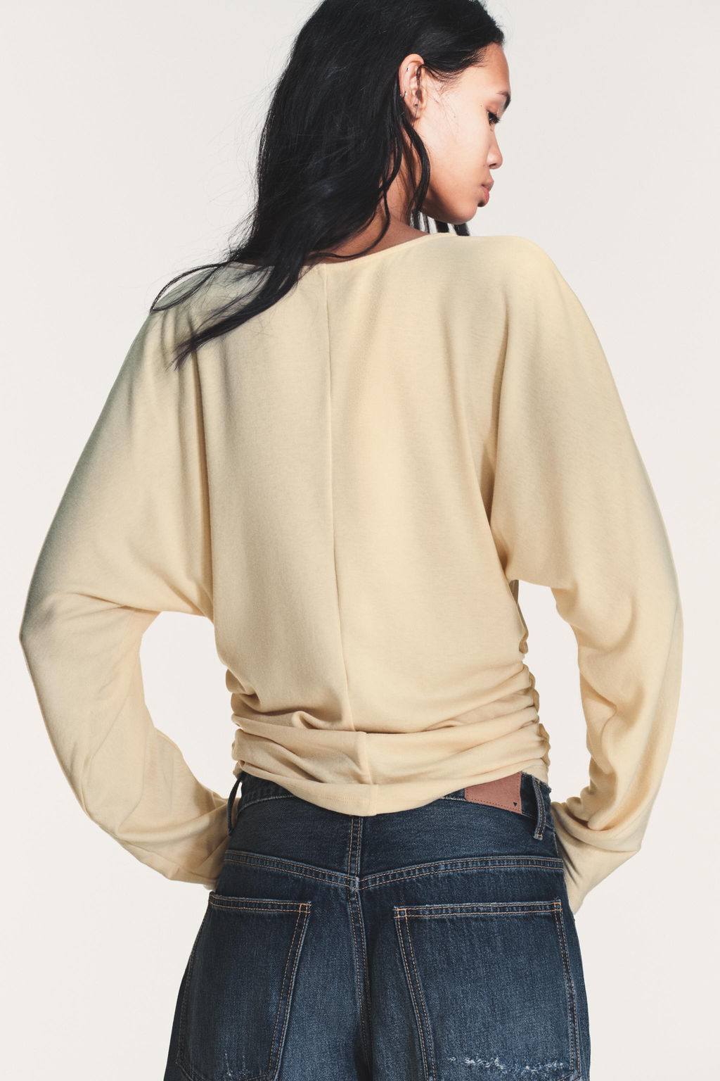 CAMISETA DRAPEADO LATERAL / Mantequilla - Zara фото 5