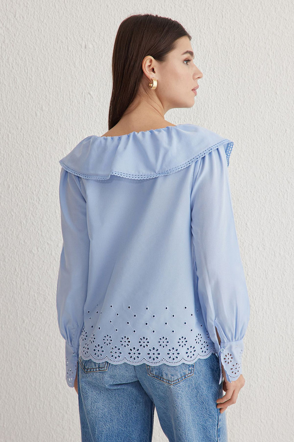 TRENDYOLMILLA Beyaz Yaka ve Dokuma Etek Ucu Nak?s Detayl? Dokuma Gomlek TWOSS25GO00009 фото 6