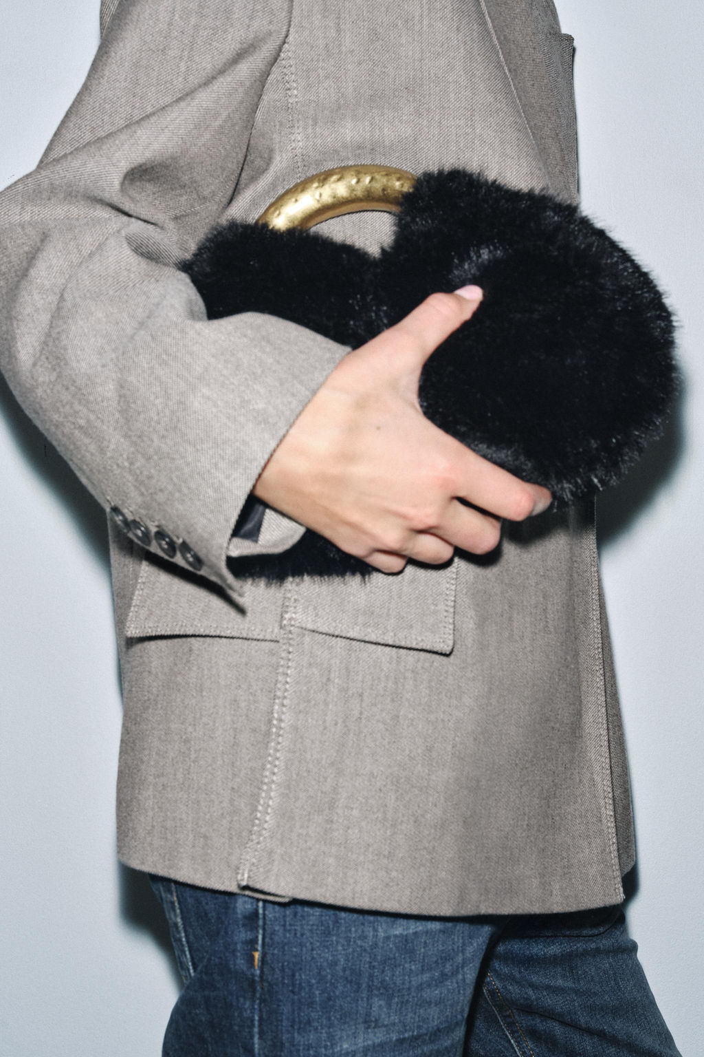 FAUX FUR HANDBAG WITH METAL HANDLE - Zara фото 7