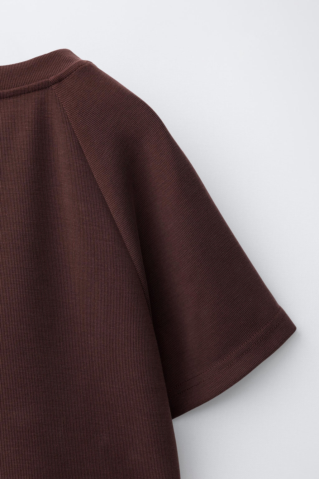 CAMISETA TEXTO RELIEVE CONTRASTE / Burdeos