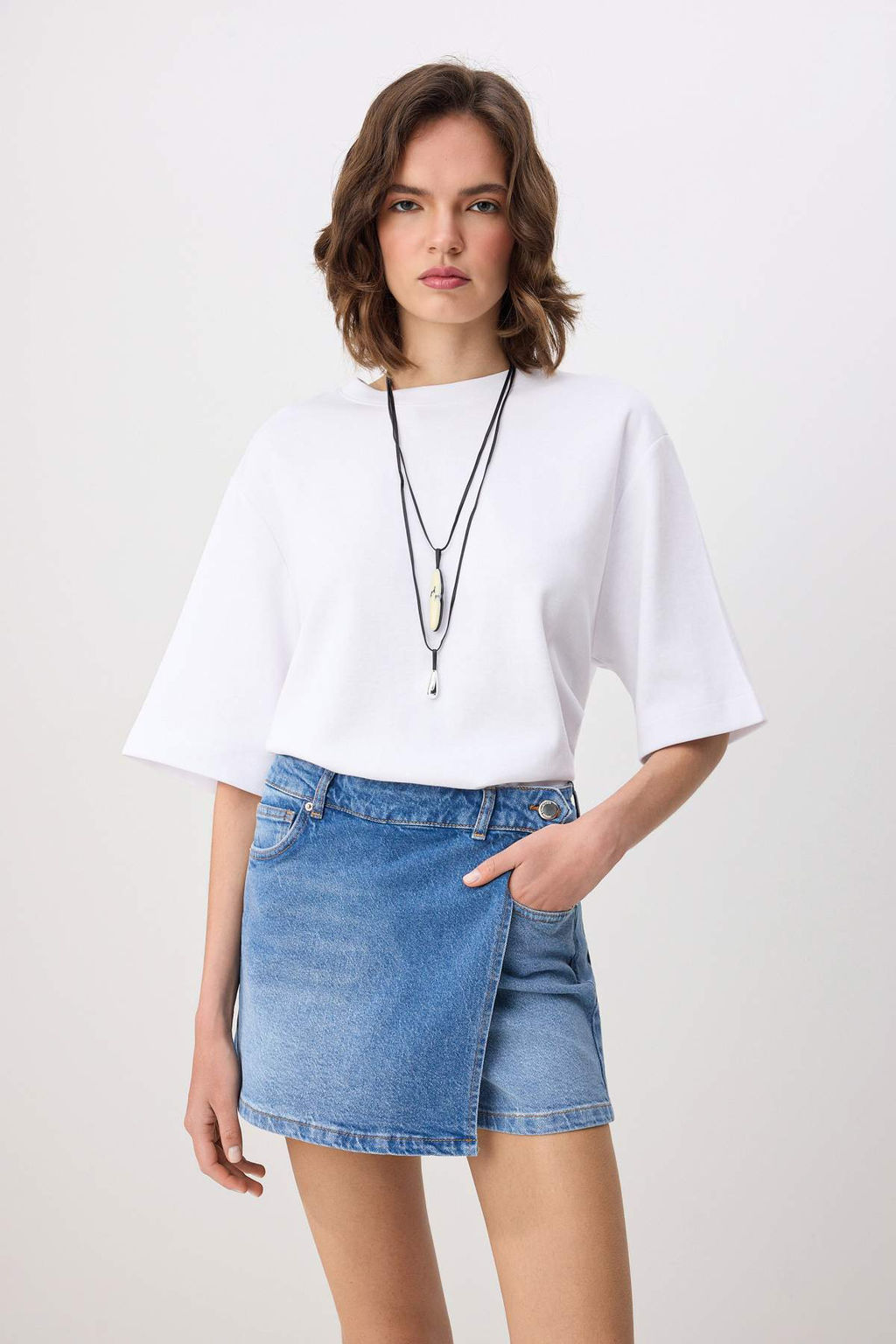 Mavi Kruvaze Kapama Yuksek Bel Az Esnek Denim Sort Etek TWOSS26SR00119 - Trendyolmilla фото 5