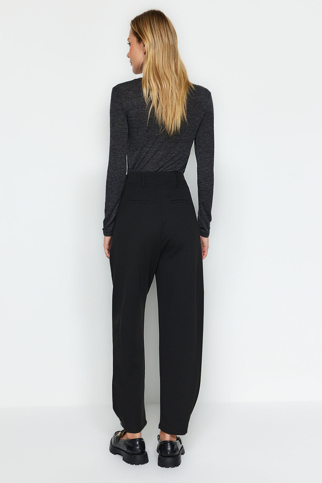 TRENDYOLMILLA Siyah Pileli Genis/Rahat Kesim Yuksek Bel Havuc Fit Interlok Orme Pantolon TWOAW24PL00143  фото 5