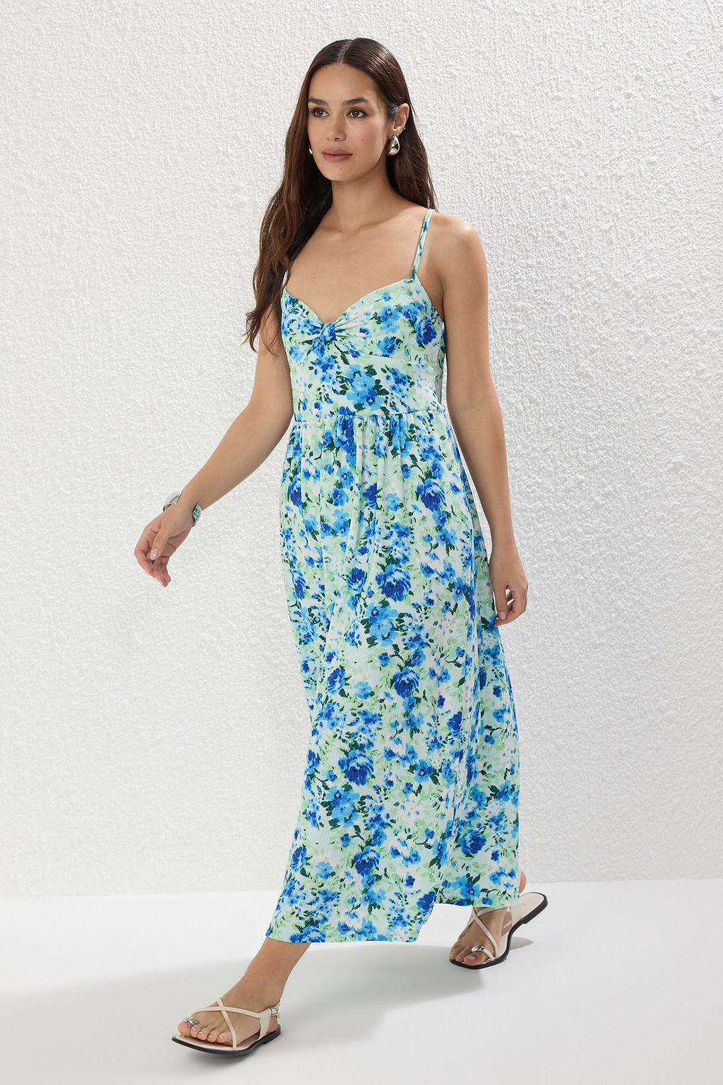 Mavi Cicek Bask?l? Ask?l? V Yaka Buzgulu Etegi Volanl? Fitilli Esnek Maxi Orme Elbise TWOSS25EL00239 - Trendyolmilla фото 2