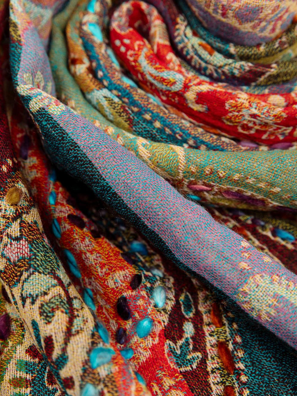 Палантин с вышивкой (шерсть вареная) в ассортименте № Тк906/77 - Ганг фото 3