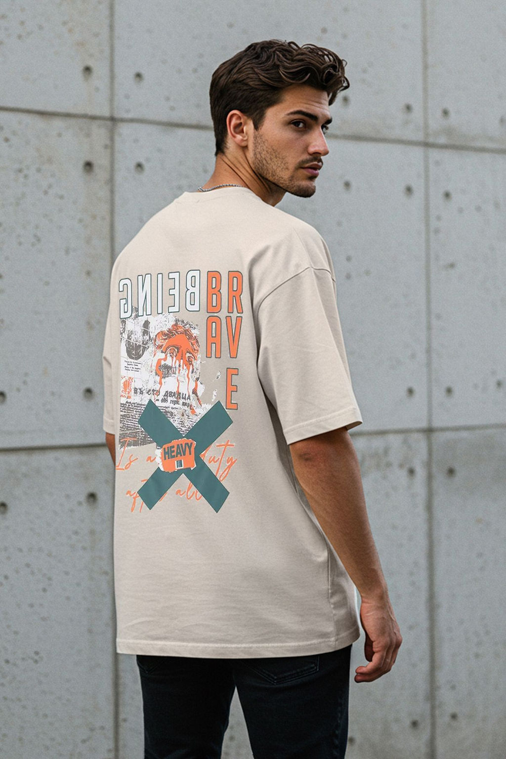 TRENDYOL MAN Siyah Oversize/Genis Kesim K?sa Kollu Yaz? Bask?l? %100 Pamuklu T-Shirt TMNSS22TS2223