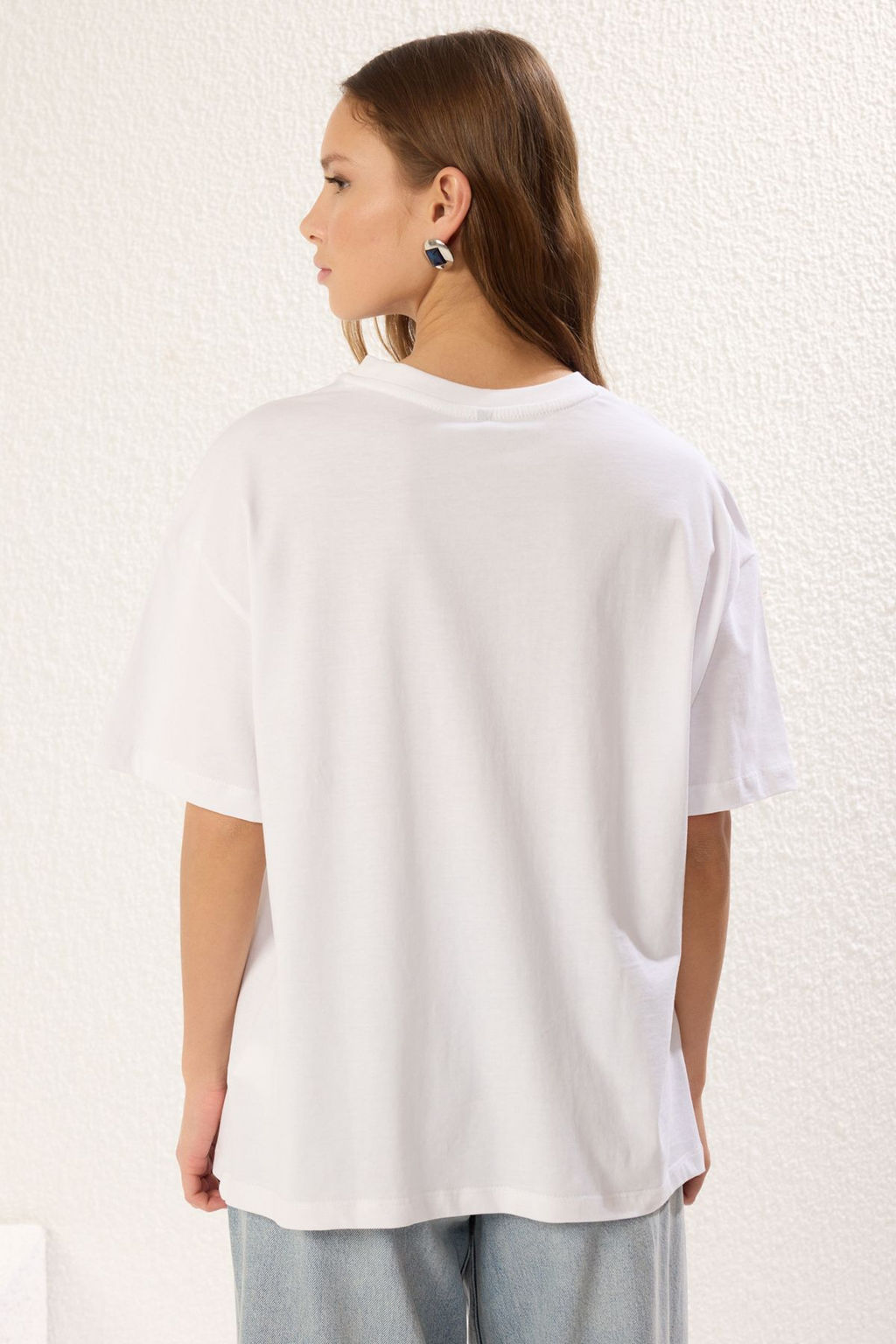 TRENDYOLMILLA Beyaz %100 Pamuk Oversize/Genis Kal?p Bask?l? Orme T-Shirt TWOSS25TS00049