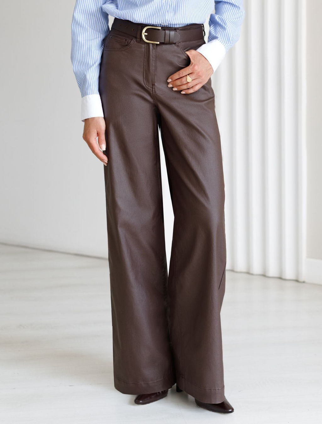 Брюки-трубы из эластичного хлопка с эффектом кожи