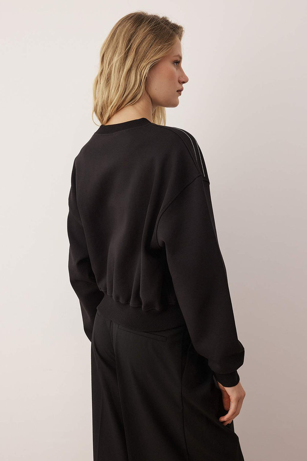 Siyah Soft Touch Serit Tas Akseusar Detayl? Bisiklet Yaka Orme Sweatshirt TWOAW26SW00224 - Trendyolmilla фото 4