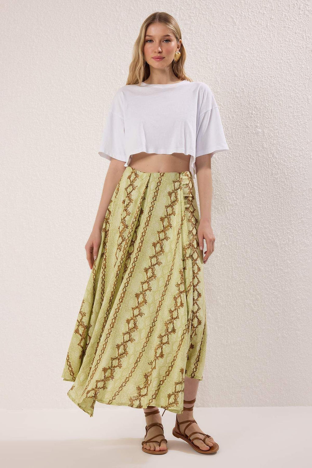 Trendyolmilla Cok Renkli Asimetrik Y?rtmacl? Uzun/Maxi Viskon Etek TWOSS25ET00183