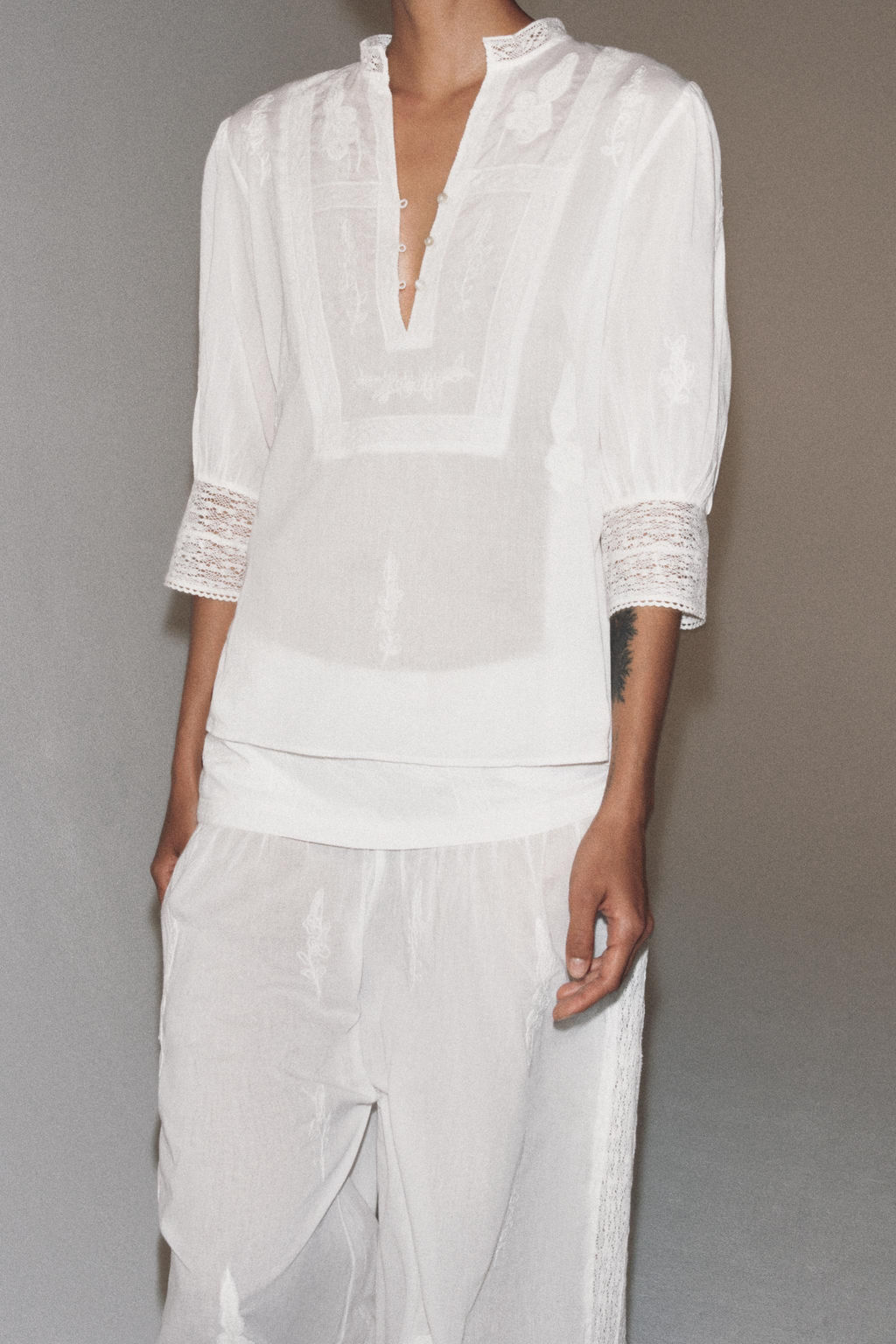 BLUSA BORDADOS ZW COLLECTION / Crudo - Zara фото 2
