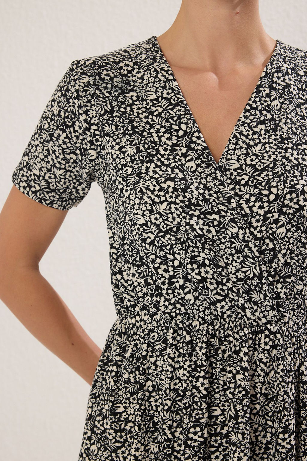 Siyah Cicekli Cicekli Kruvaze Skater/Belden Ac?lan Fitilli Esnek Orme Elbise TWOSS24EL00417 - Trendyolmilla фото 3