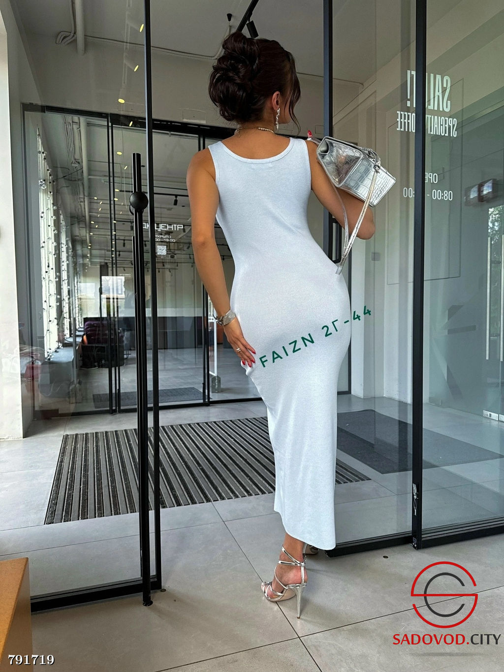 Трикотажное платье с вырезом сзади