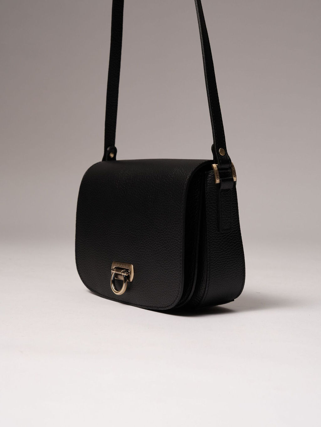 Сумка кожаная на плечо Azaro 31034 черный