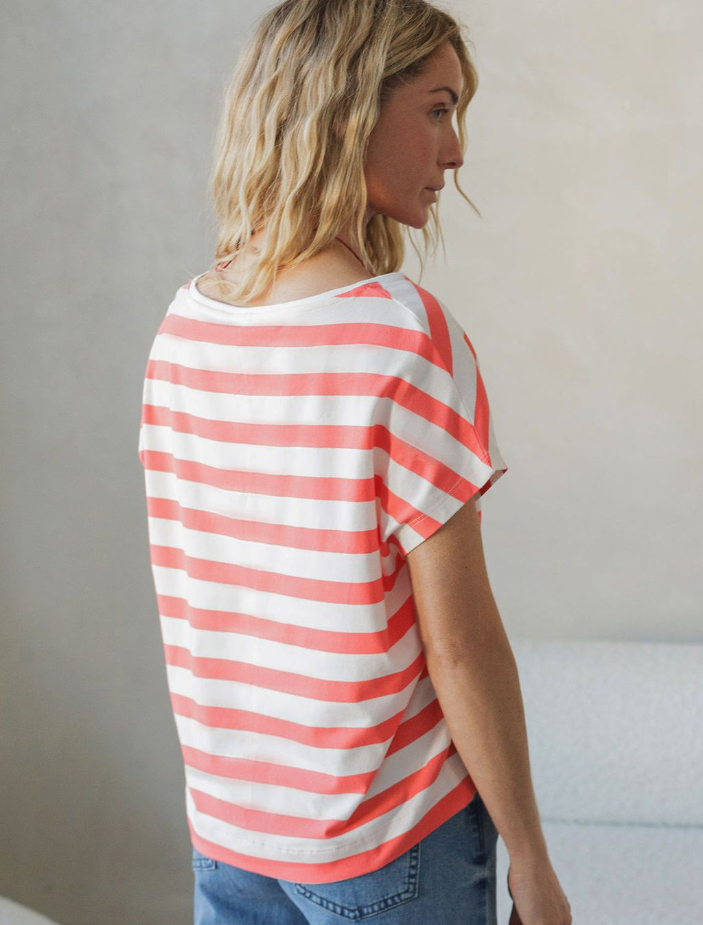 Футболка в полоску с V-вырезом и цельнокроеным рукавом из премиального хлопка