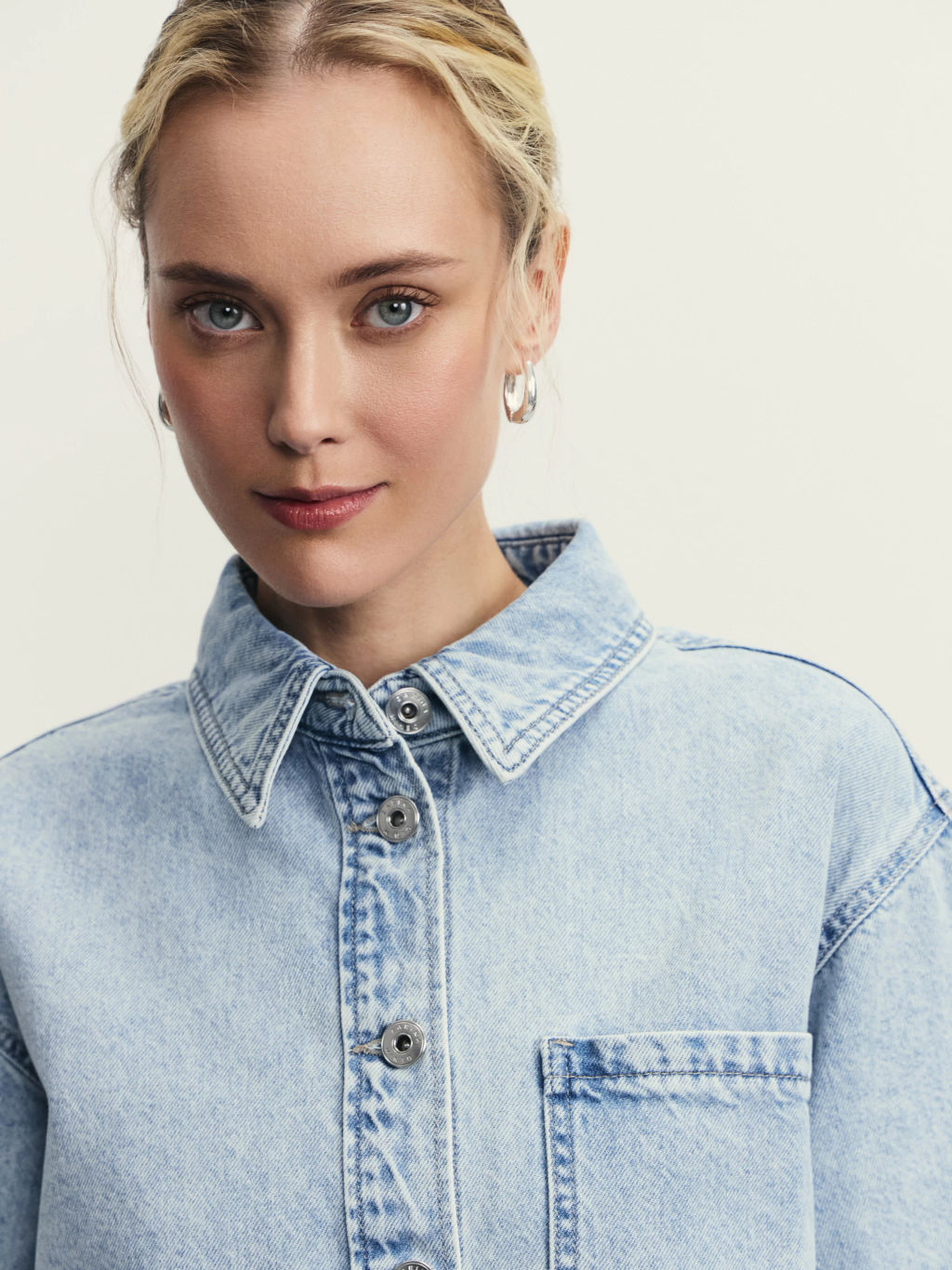 Джинсовая рубашка с коротким рукавом / Zarina фото 6