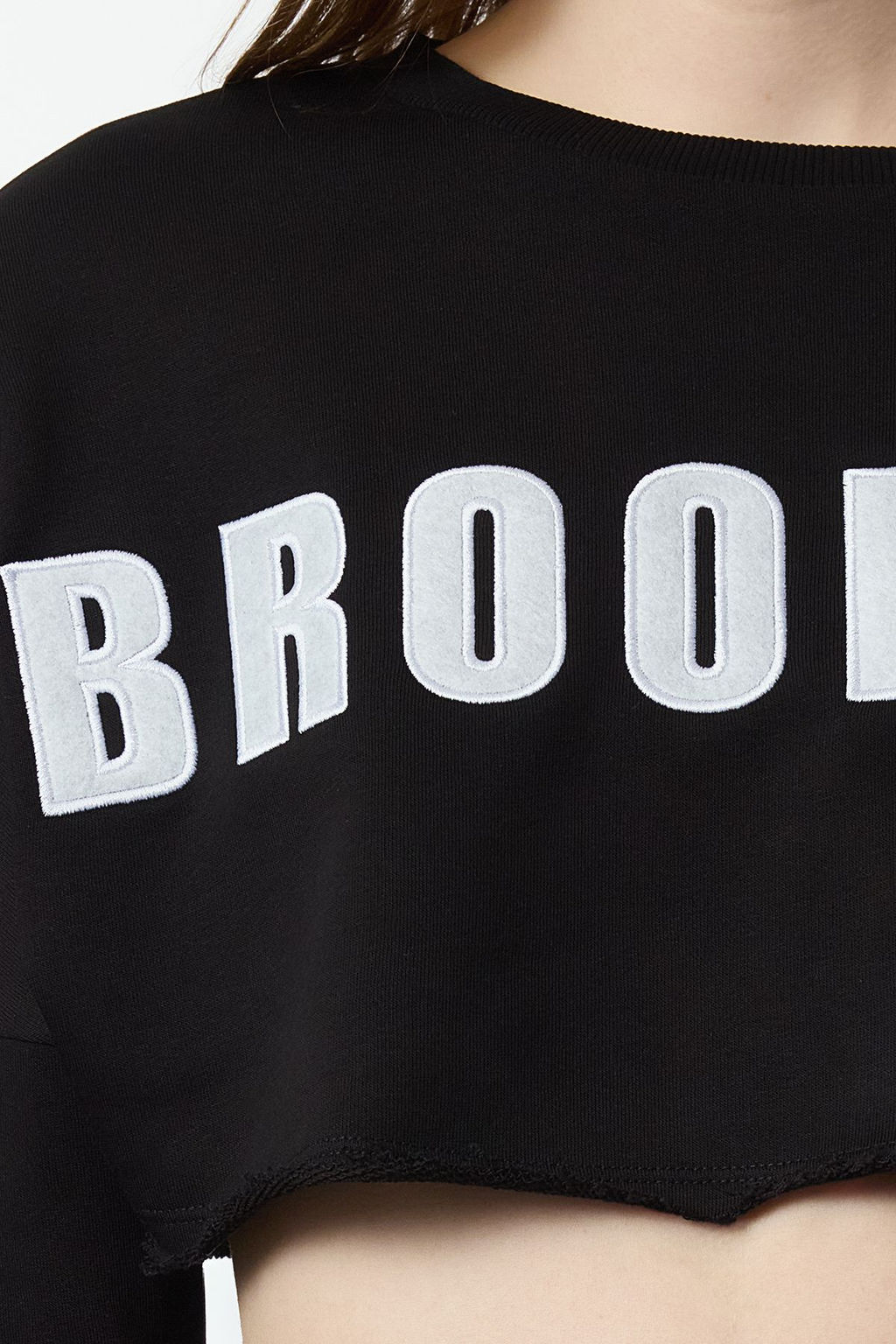 TRENDYOLMILLA Siyah Aplike Nak?sl? Relaxed Super Crop Kal?n Orme Sweatshirt TWOAW25SW00279 фото 8