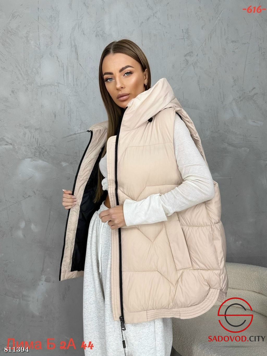 Жилет женский с капюшоном