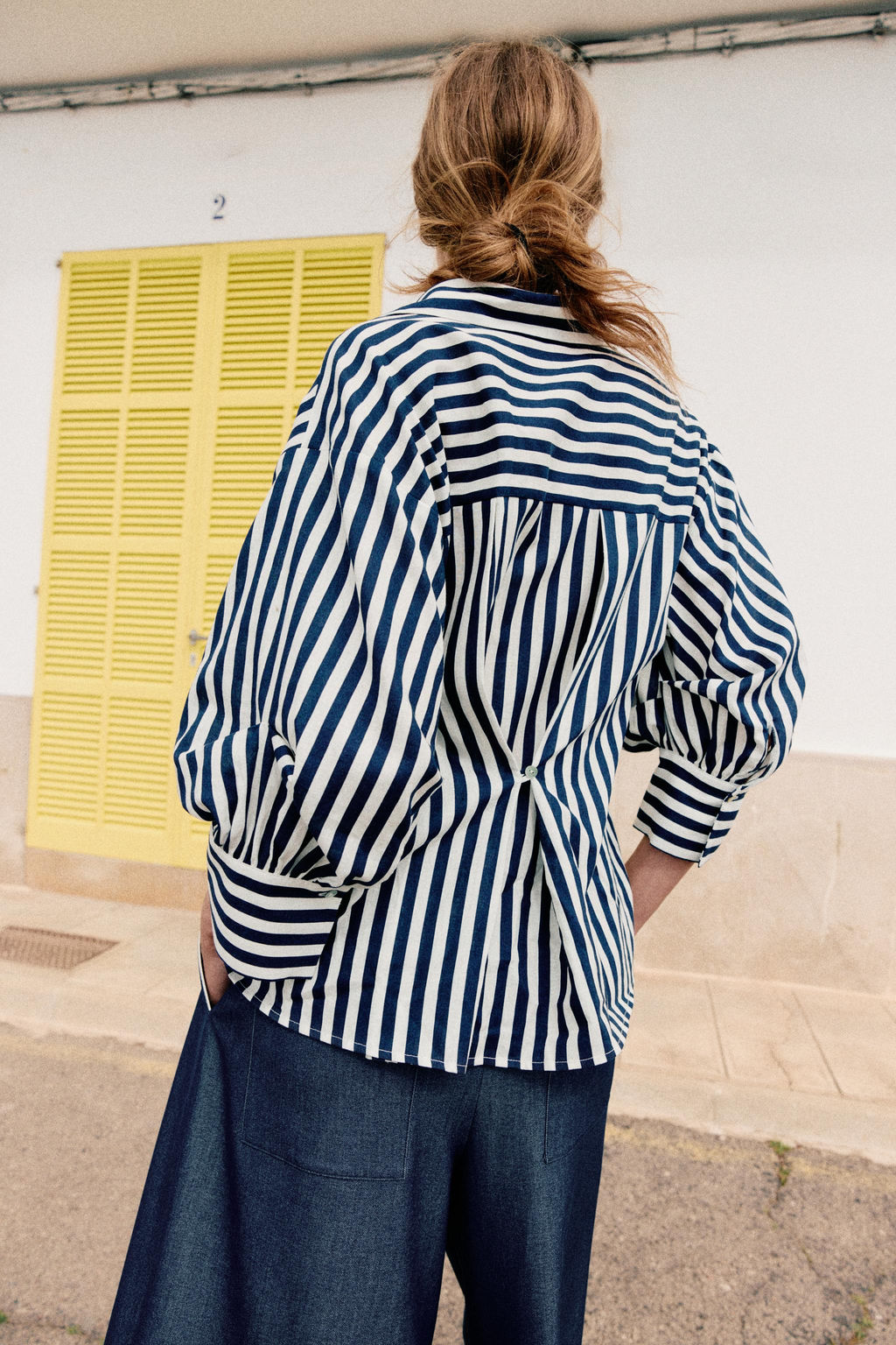 CAMISA CON LINO MANGA ABULLONADA / Azul / Blanco
