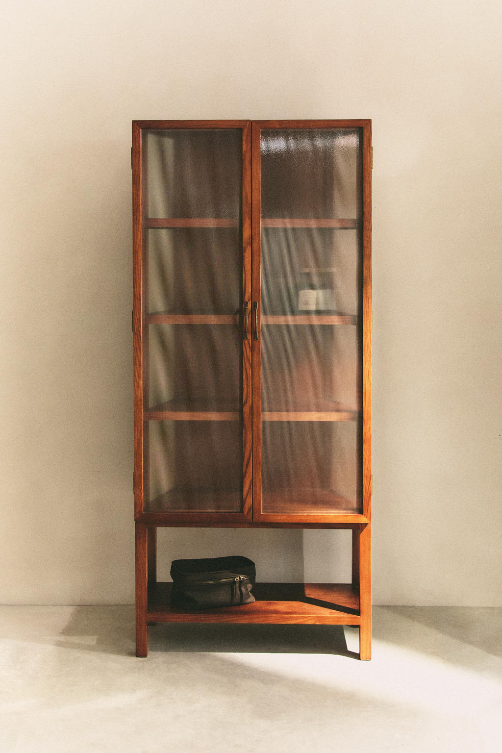 ASH WOOD SIDEBOARD WITH GLASS DOORS - Zara фото 6