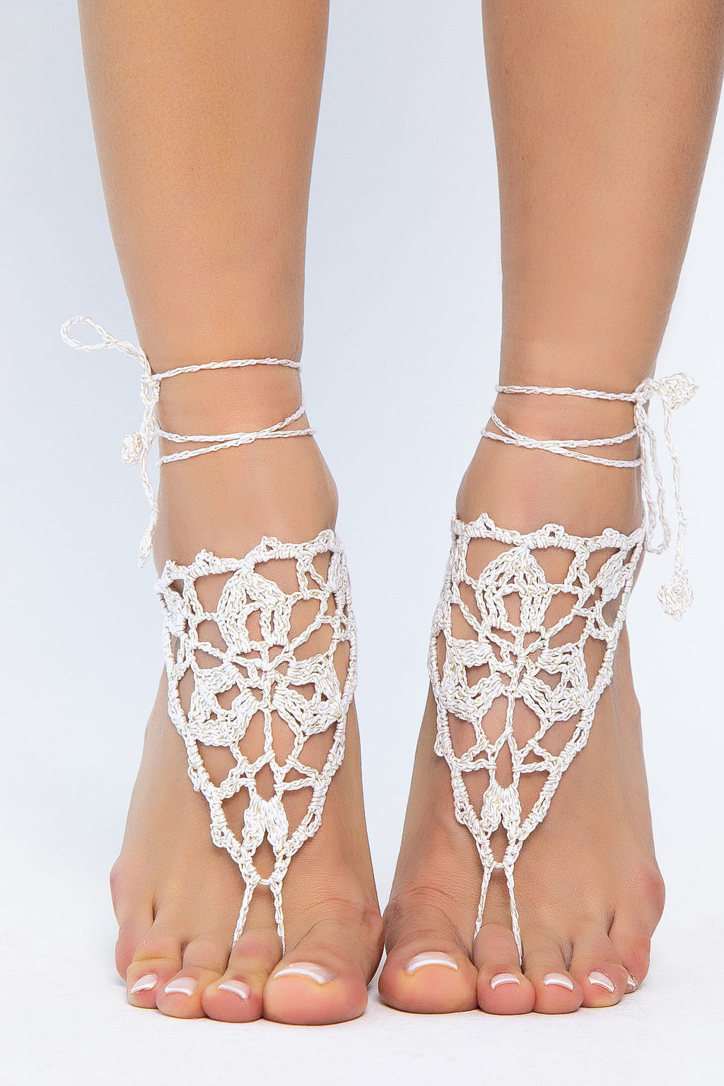 Барефуты Вязанные украшения на ноги (бело-золотой) БФ05