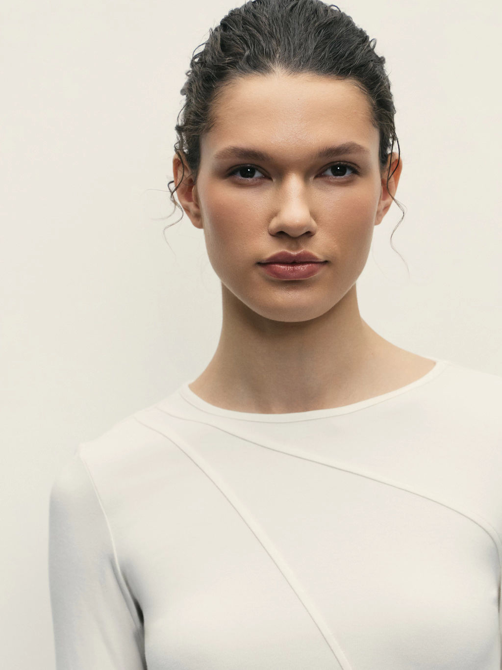 Лонгслив из вискозы асимметричного кроя / Zarina  фото 6